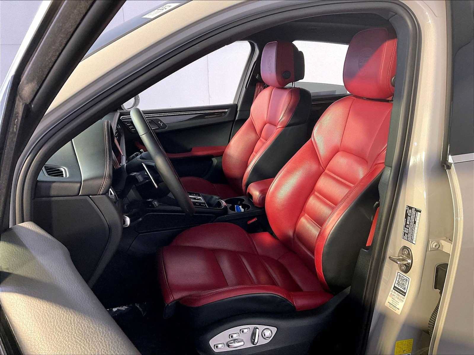 Certified 2023 Porsche Macan S AWD/4WD image 5