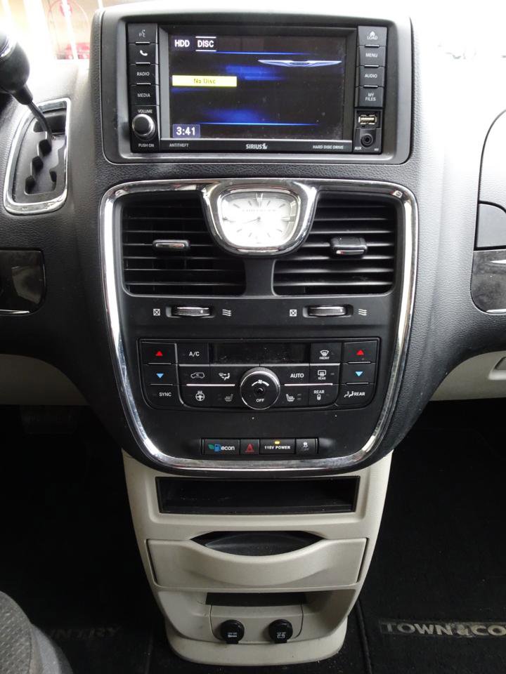 Used 2016 Chrysler Town & Country Touring w/ Driver Convenience Group image 16