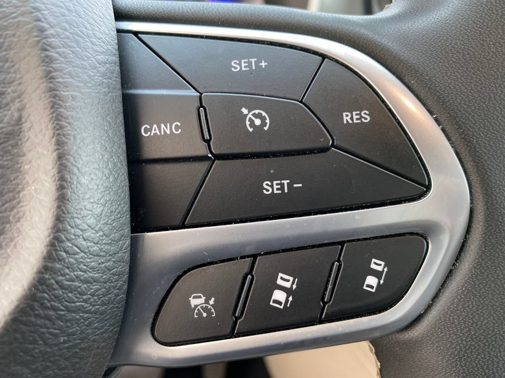 Used 2024 Chrysler Pacifica Touring-L FWD image 11