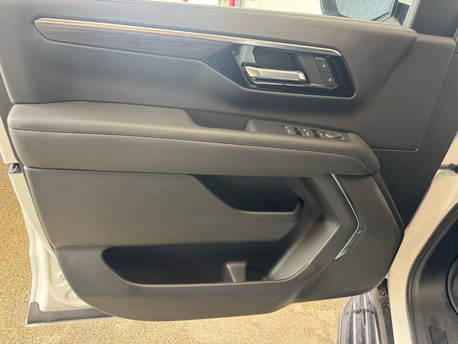 Used 2025 Chevrolet Suburban LS image 15
