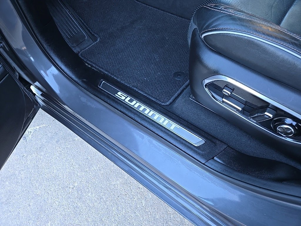 Used 2025 Jeep Grand Cherokee Summit image 32