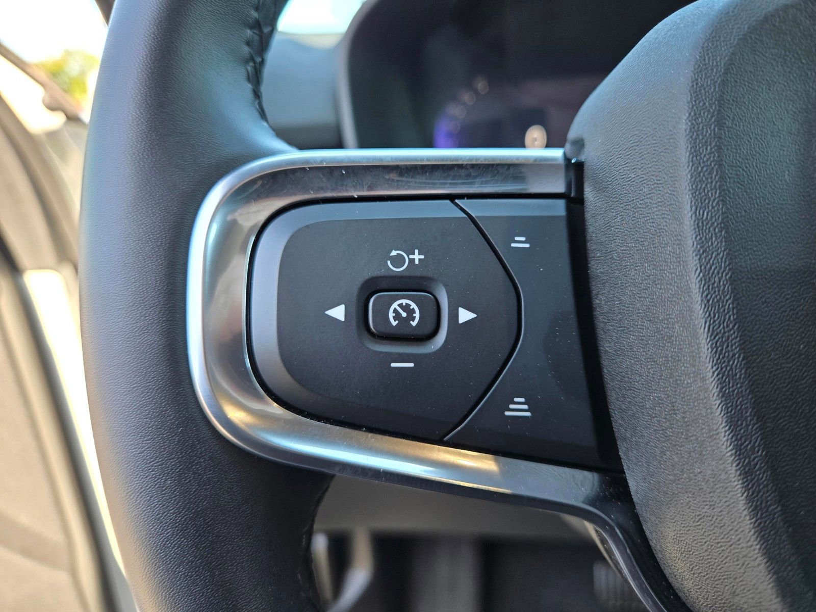 Certified 2025 Volvo XC40 B5 Core image 21