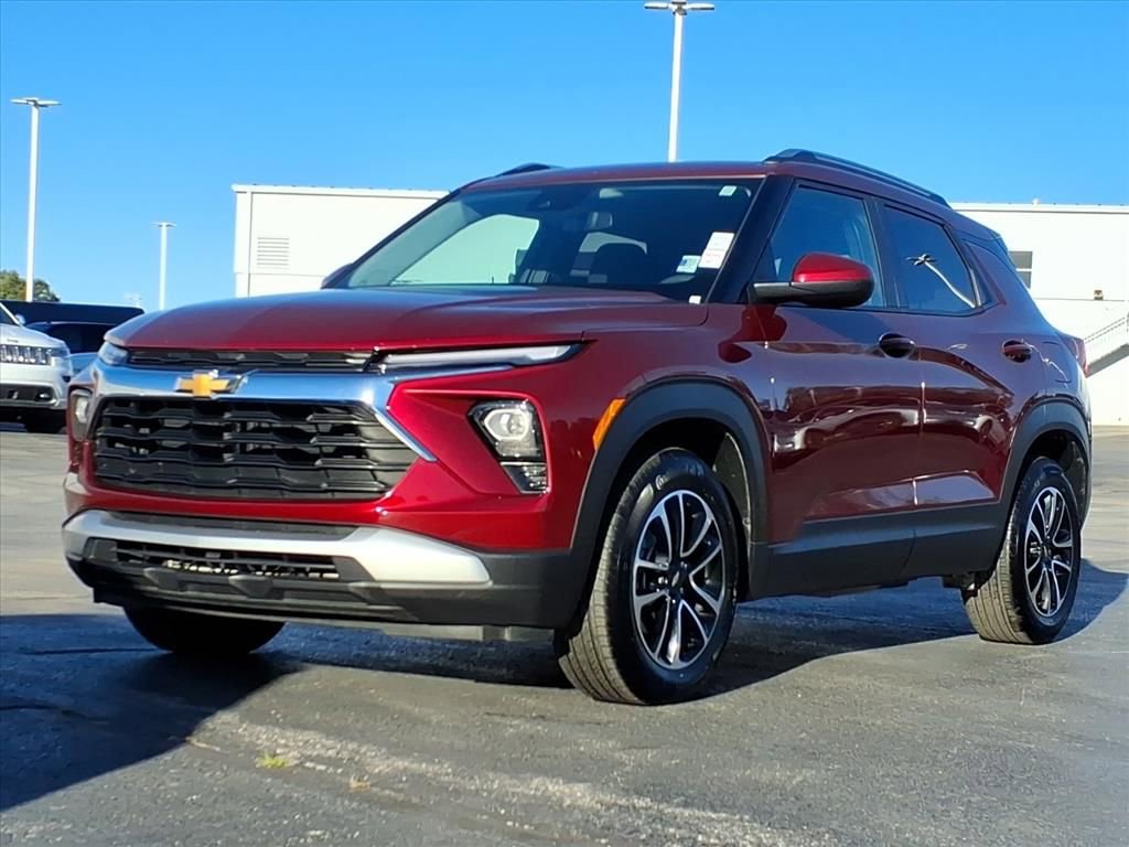 Used 2025 Chevrolet TrailBlazer LT image 2
