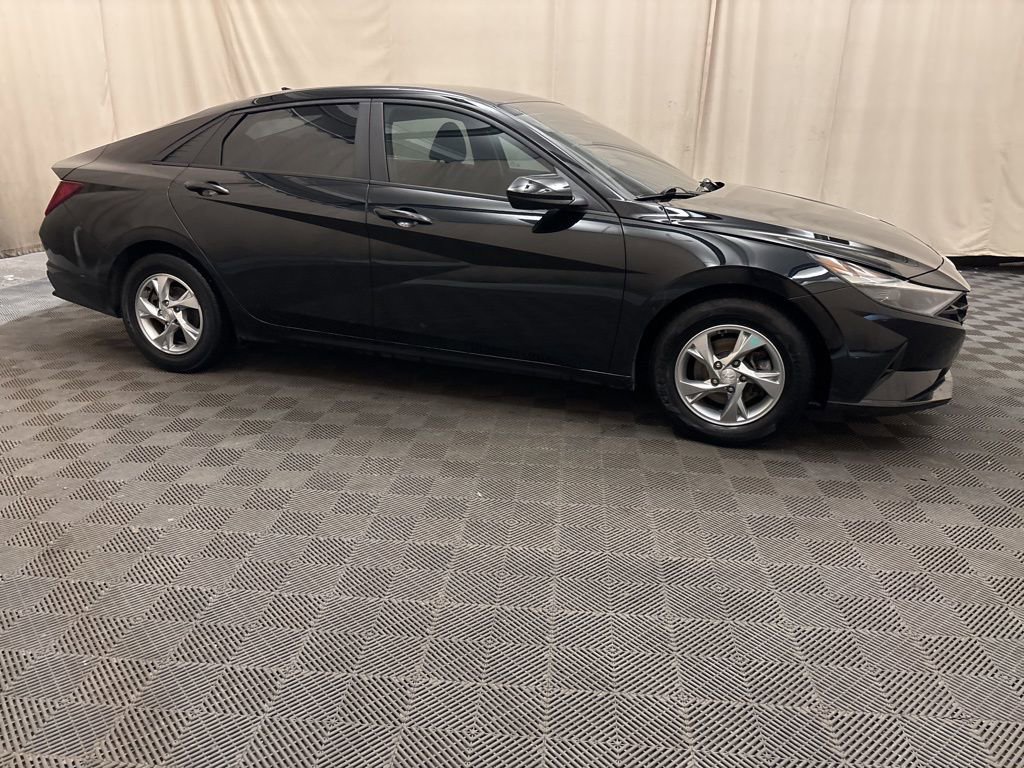 Used 2022 Hyundai Elantra SE image 4