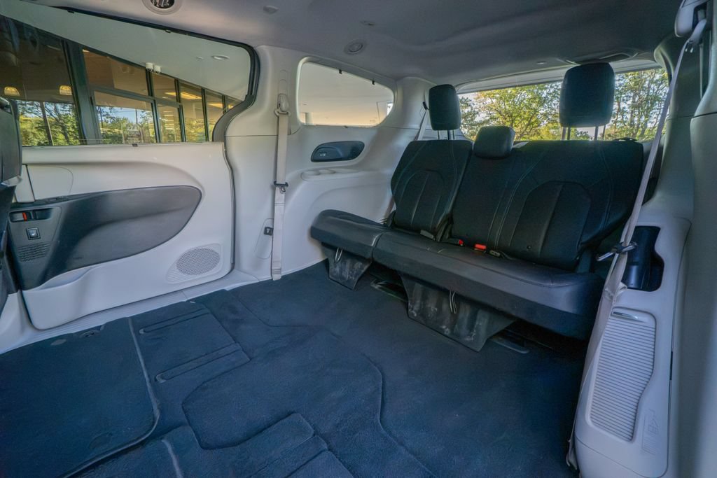 Used 2021 Chrysler Pacifica Touring-L w/ Uconnect Theater Family Group FWD image 16