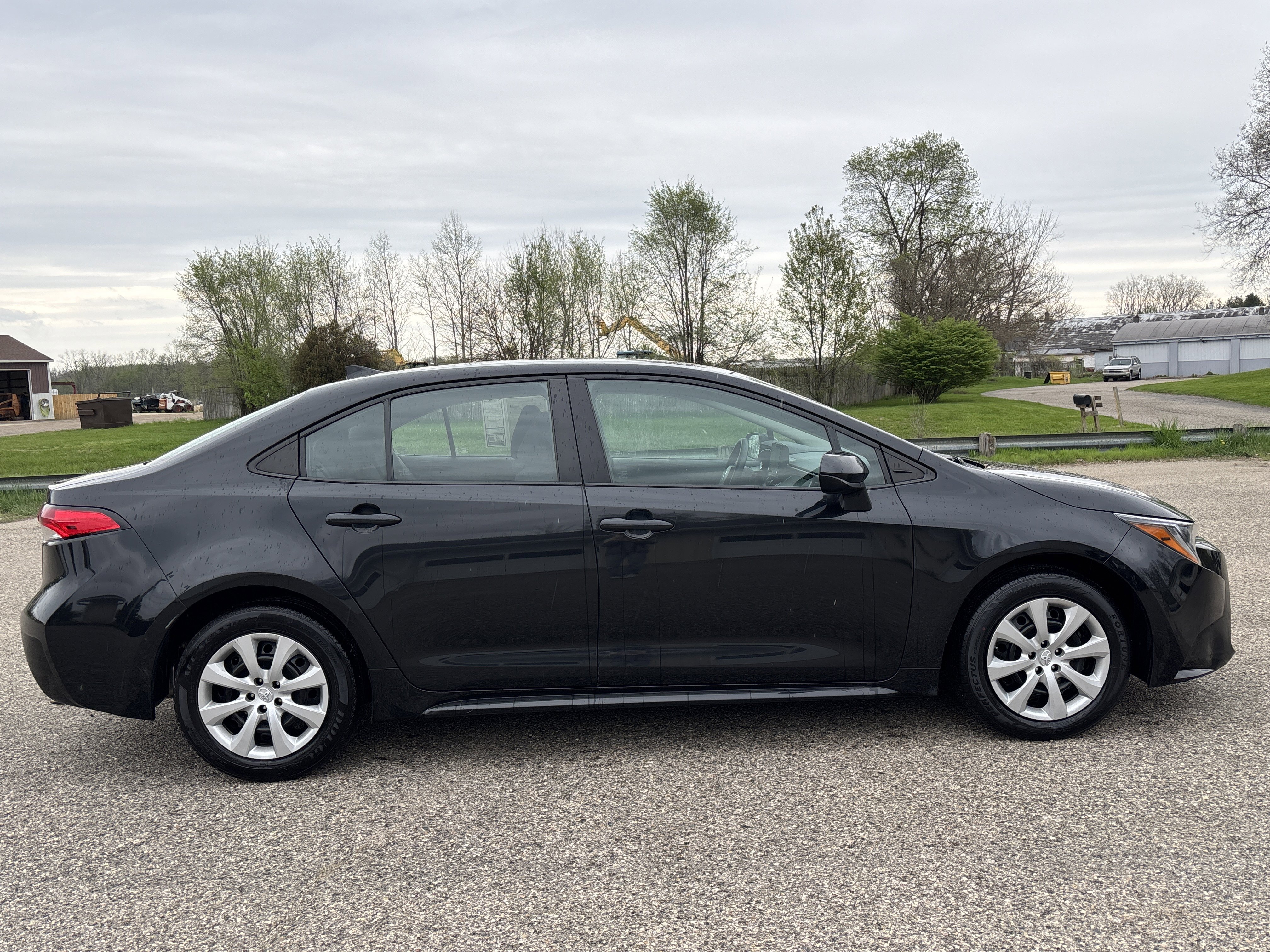 Used 2022 Toyota Corolla LE FWD image 2