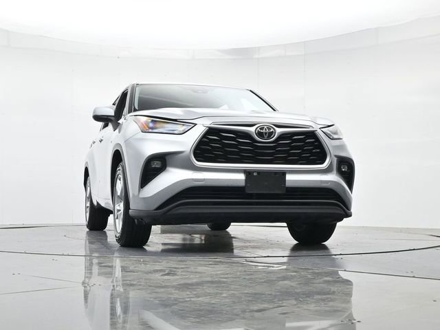 Used 2024 Toyota Highlander LE FWD image 35