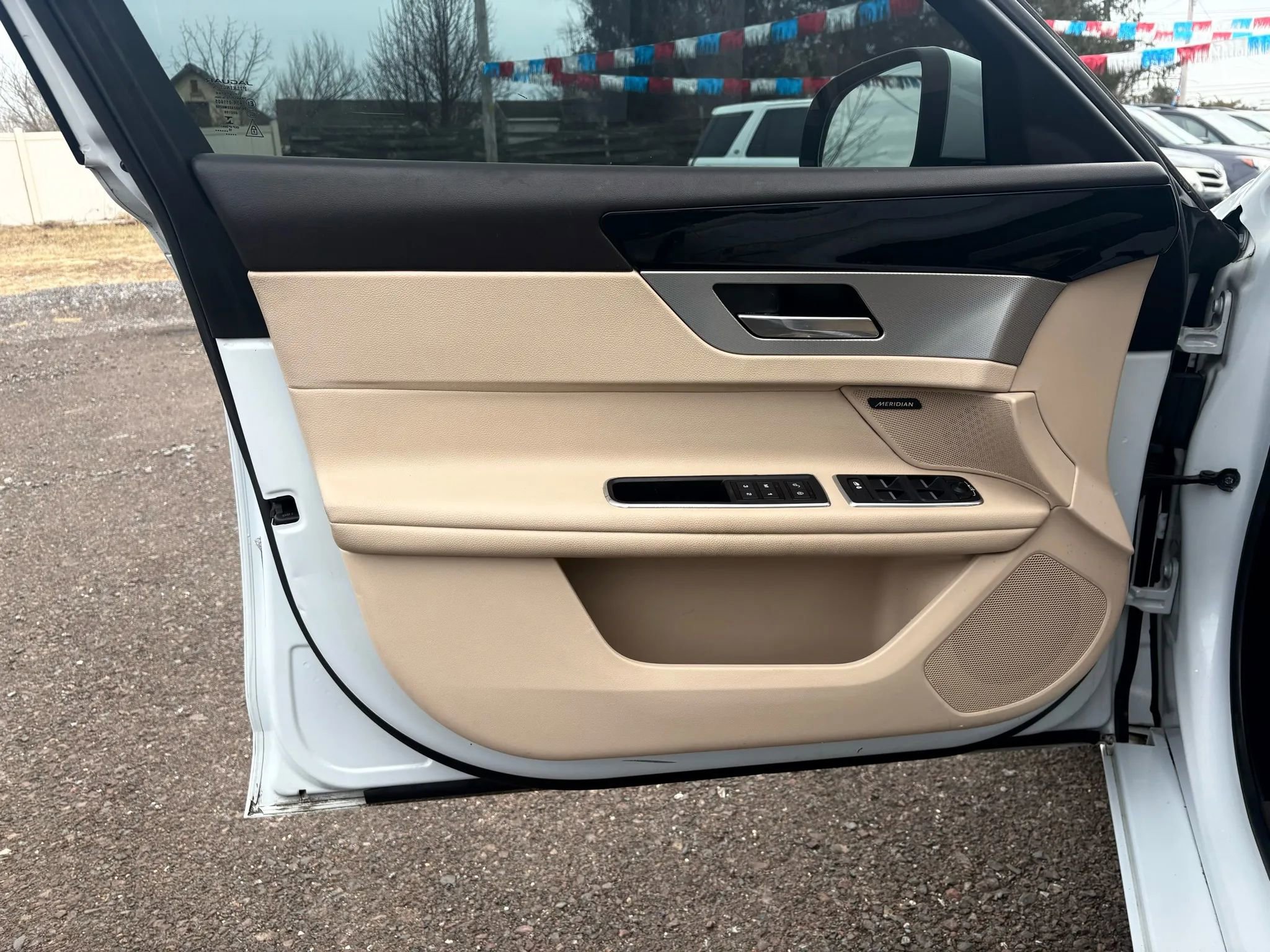 Used 2016 Jaguar XF Premium image 10