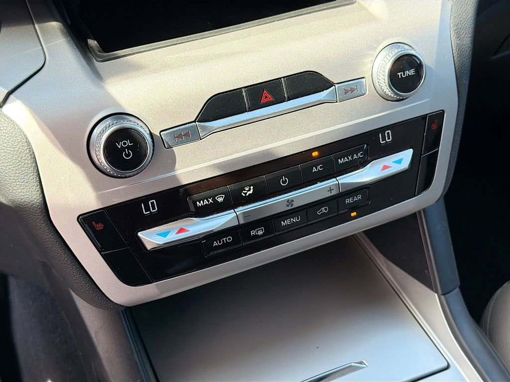 Used 2021 Ford Explorer XLT image 15