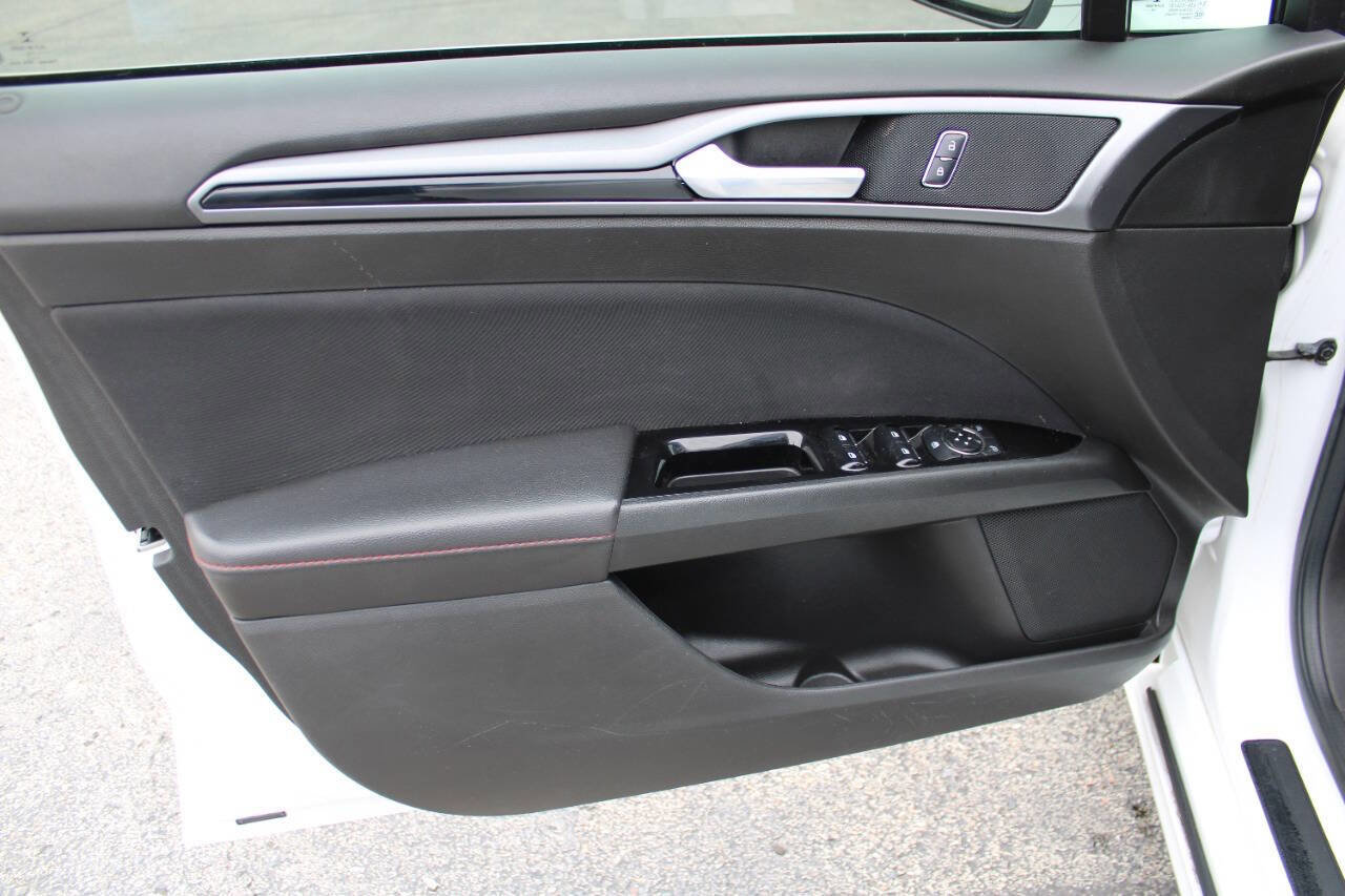 Used 2015 Ford Fusion SE w/ Equipment Group 201A FWD image 17