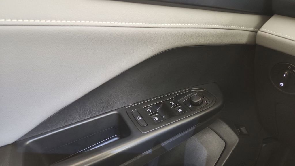 Used 2024 Volkswagen Taos SE w/ Panoramic Sunroof Package image 14