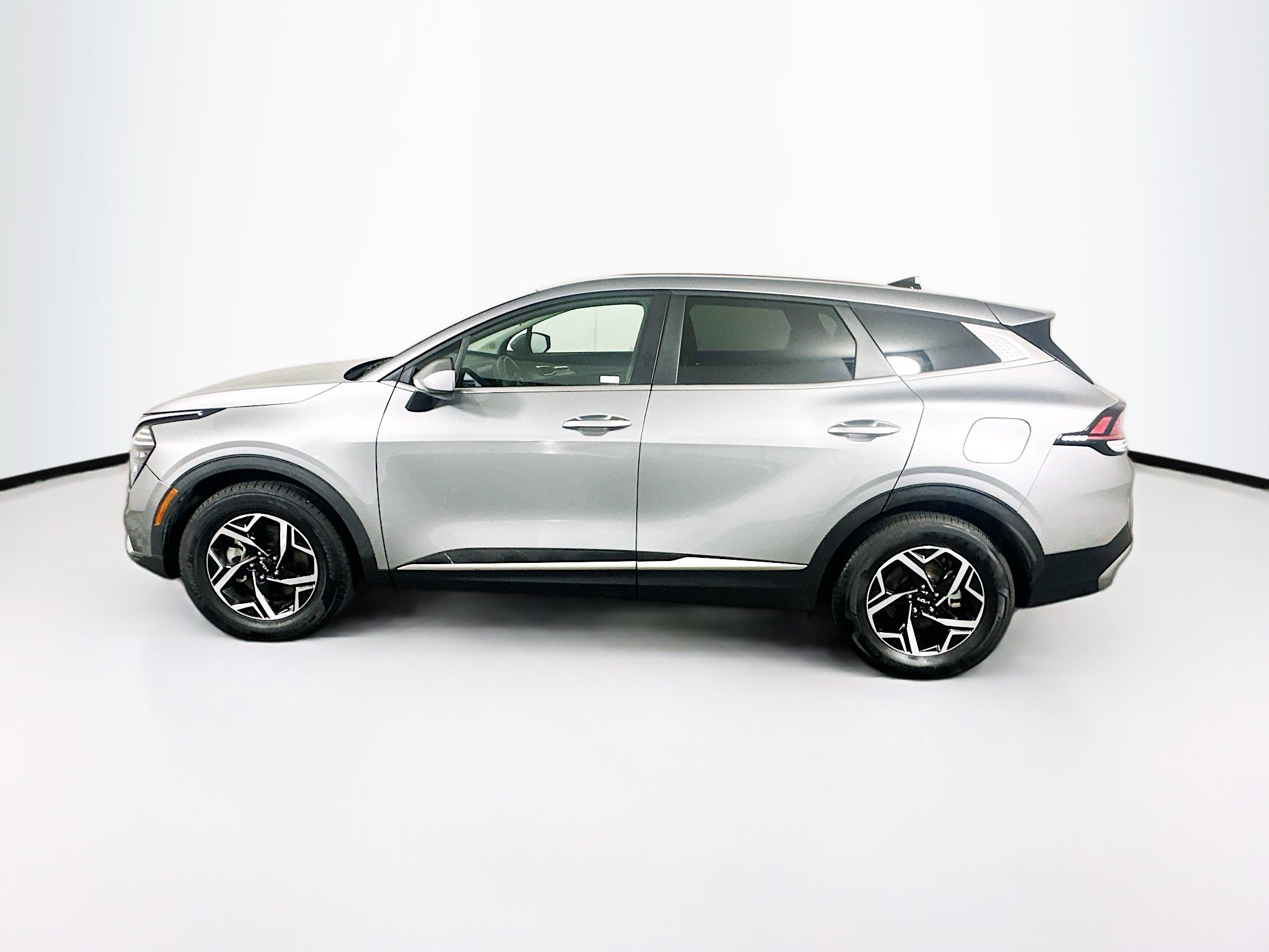 Used 2025 Kia Sportage LX FWD image 4