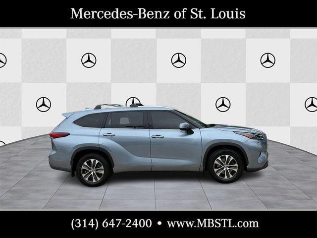 Used 2022 Toyota Highlander XLE FWD image 2