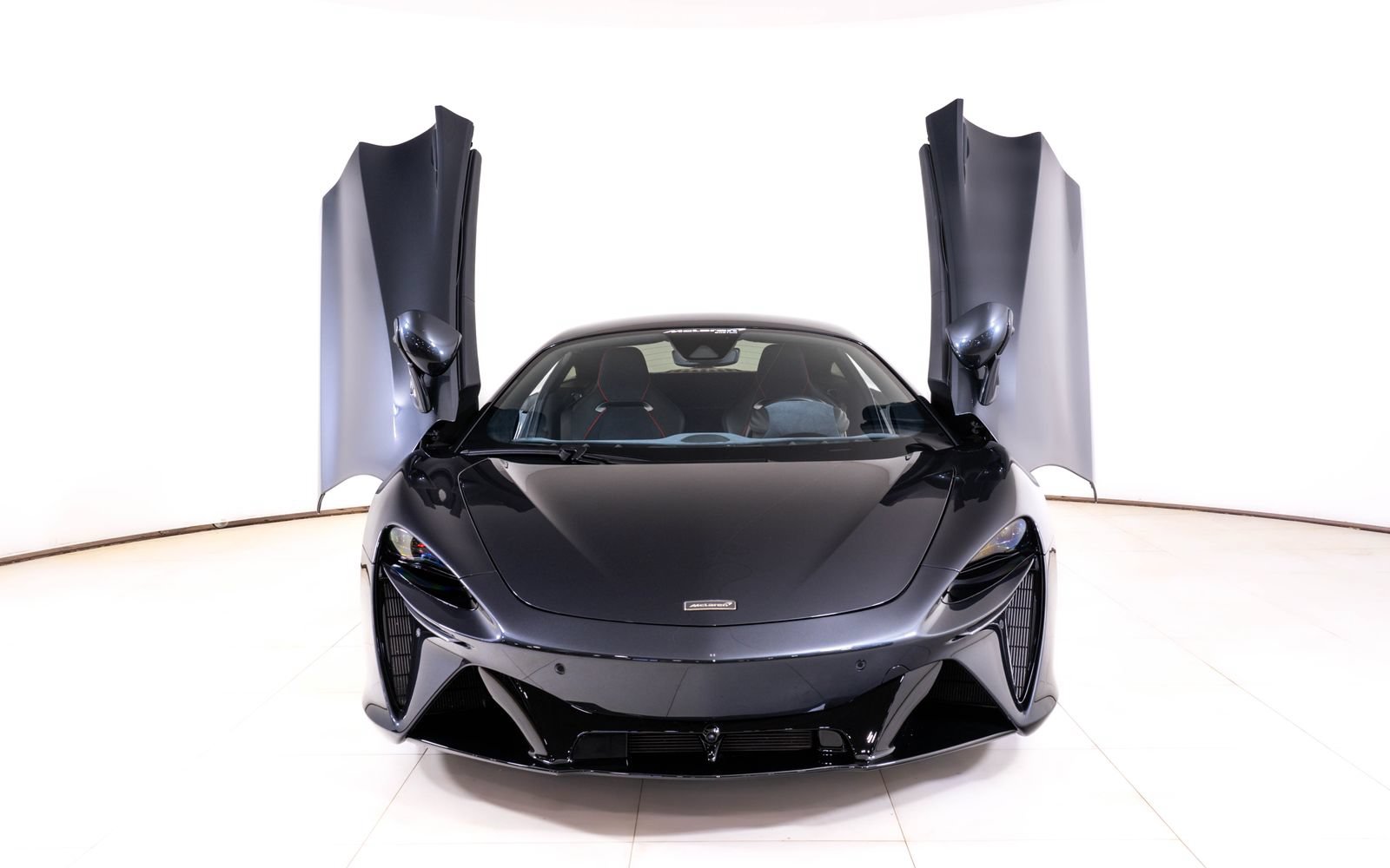 Used 2025 McLaren Artura RWD image 9