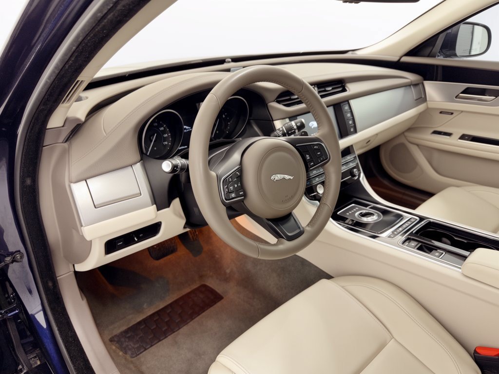Used 2018 Jaguar XF Premium RWD image 4