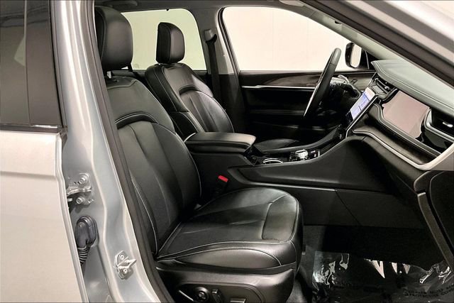 Used 2023 Jeep Grand Cherokee Limited w/ Luxury Tech Group II image 31