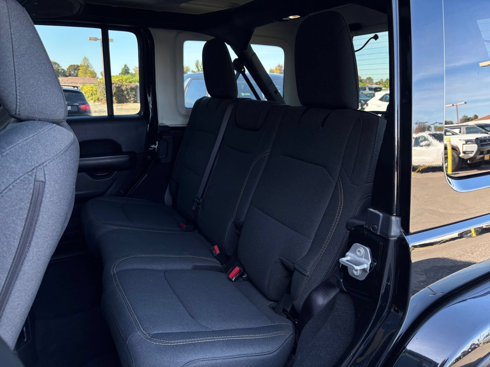 Used 2025 Jeep Wrangler Unlimited Sahara AWD/4WD image 35