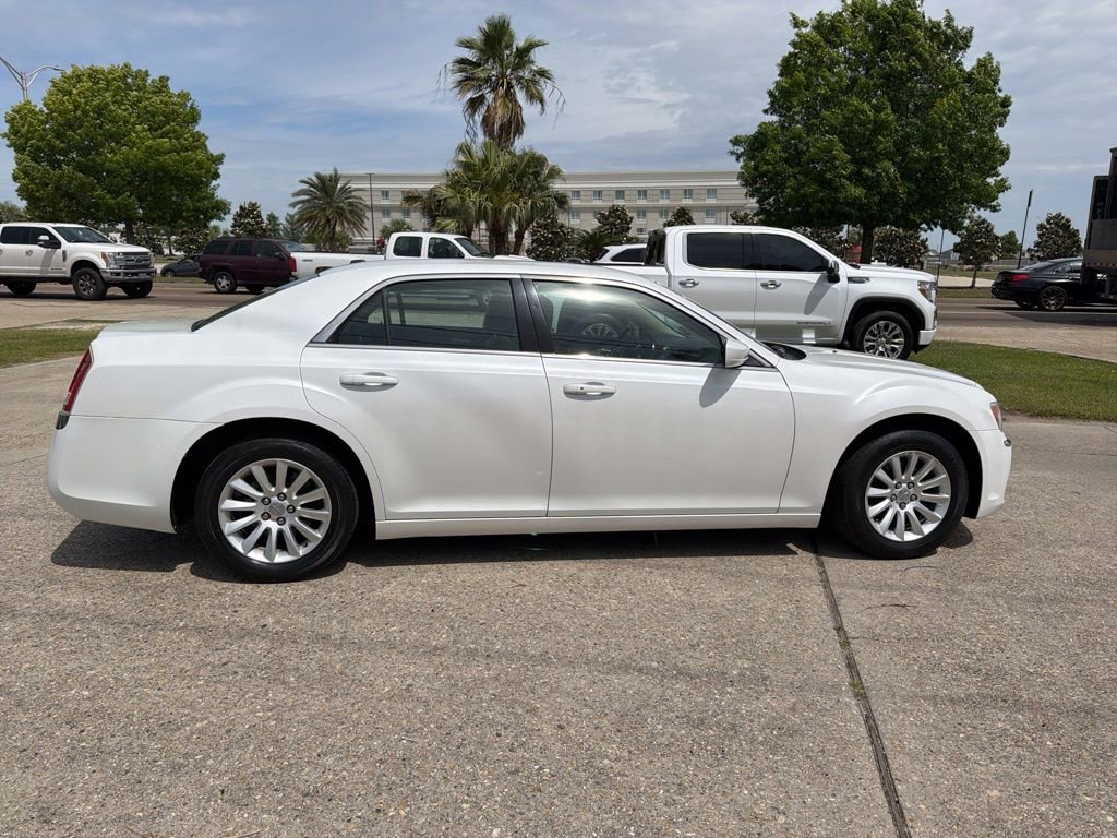 Used 2011 Chrysler 300 RWD image 3