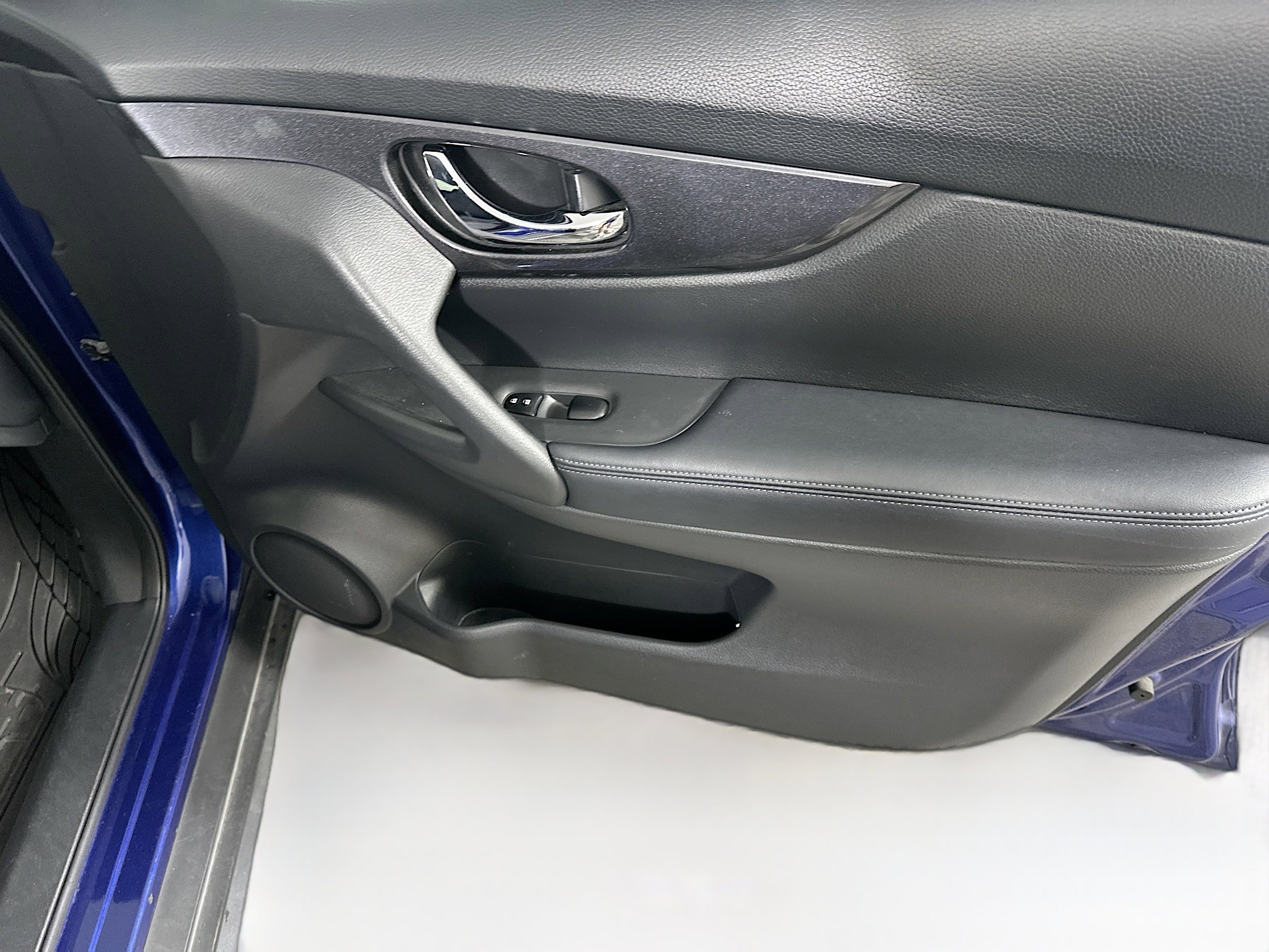 Used 2018 Nissan Rogue SV w/ Premium Package image 30