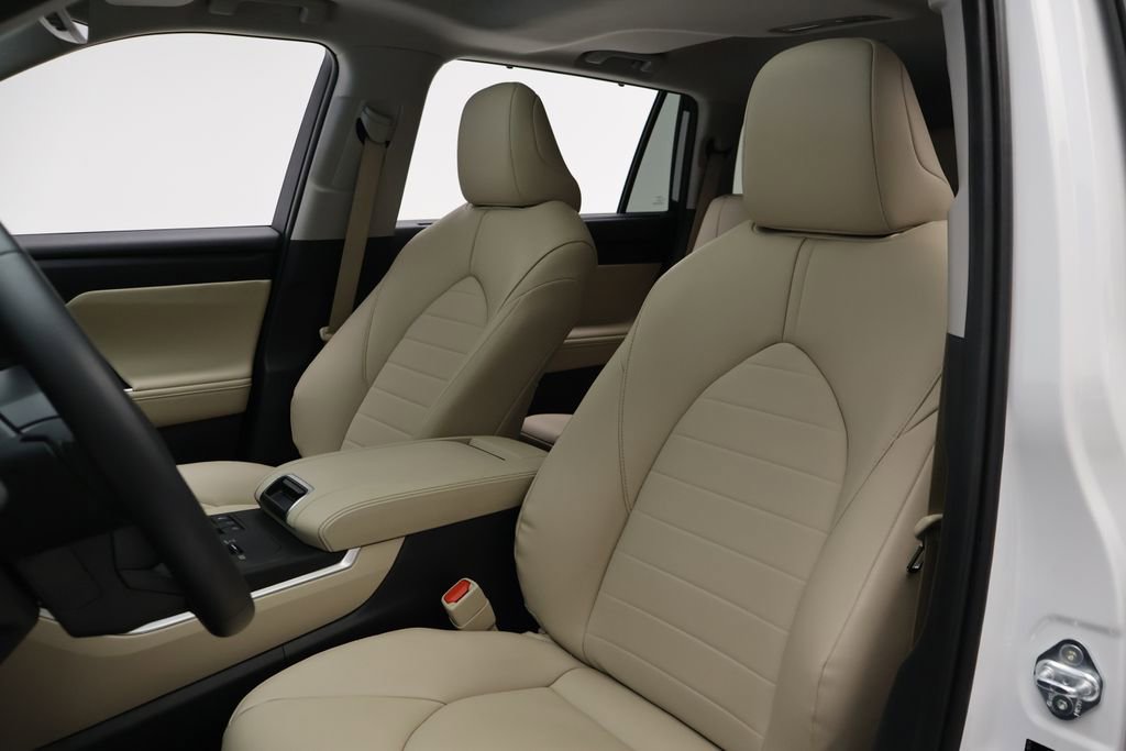 Used 2024 Toyota Highlander XLE FWD image 13
