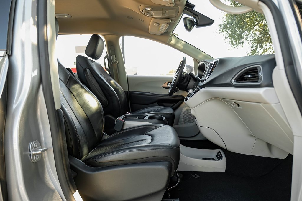 Used 2019 Chrysler Pacifica Touring-L image 44