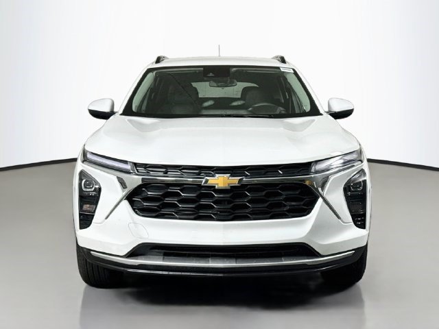 Used 2026 Chevrolet Trax LT FWD image 2