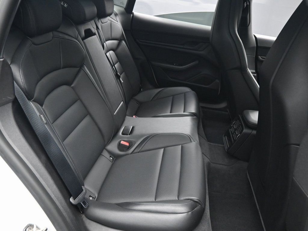 Used 2022 Porsche Taycan image 30