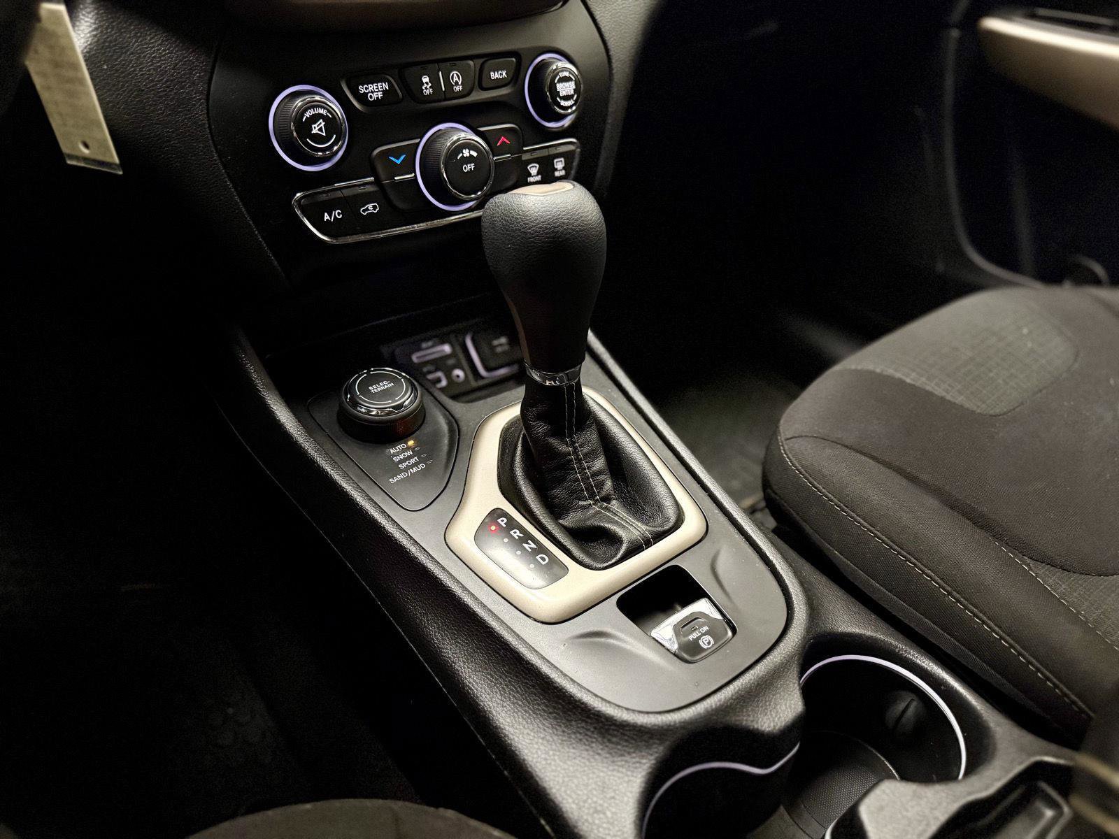 Used 2017 Jeep Cherokee Latitude w/ Cold Weather Group image 20