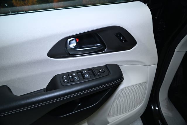 Used 2023 Chrysler Pacifica Touring-L image 26