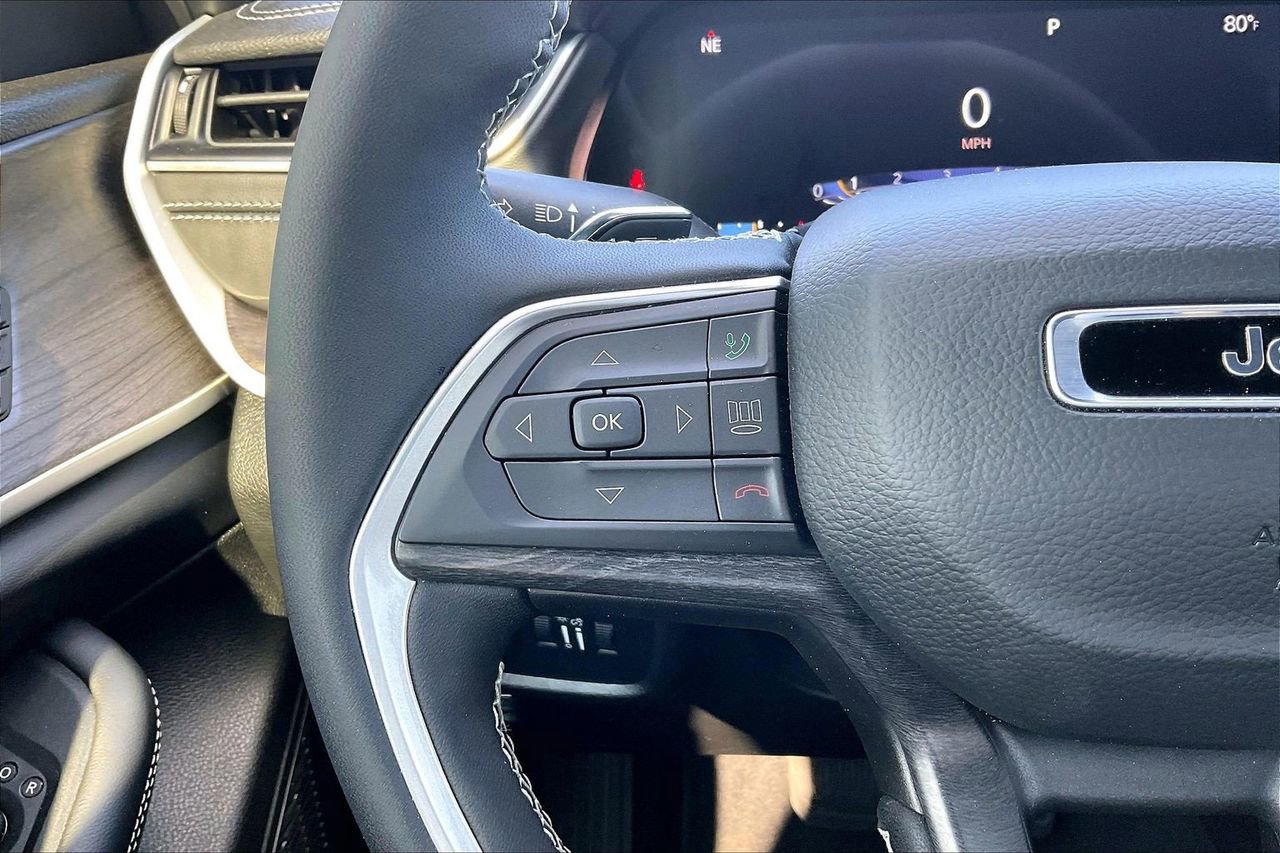 Certified 2025 Jeep Grand Cherokee Limited w/ Black Appearance Package image 30