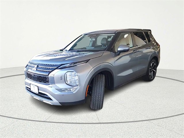 Used 2024 Mitsubishi Outlander SE image 3