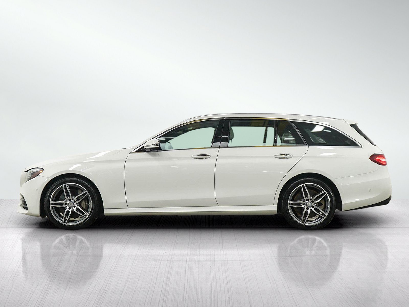 Used 2017 Mercedes-Benz E 400 4MATIC Wagon image 2