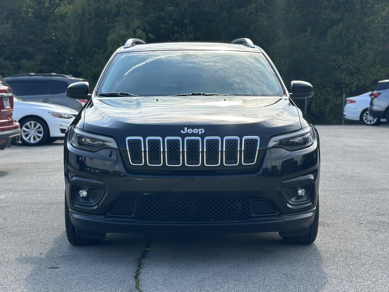Used 2019 Jeep Cherokee Latitude Plus w/ Comfort/Convenience Group FWD image 2