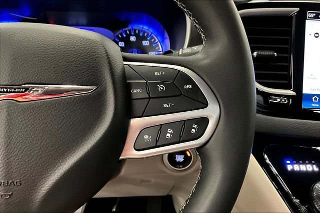 Used 2024 Chrysler Pacifica Touring-L image 26
