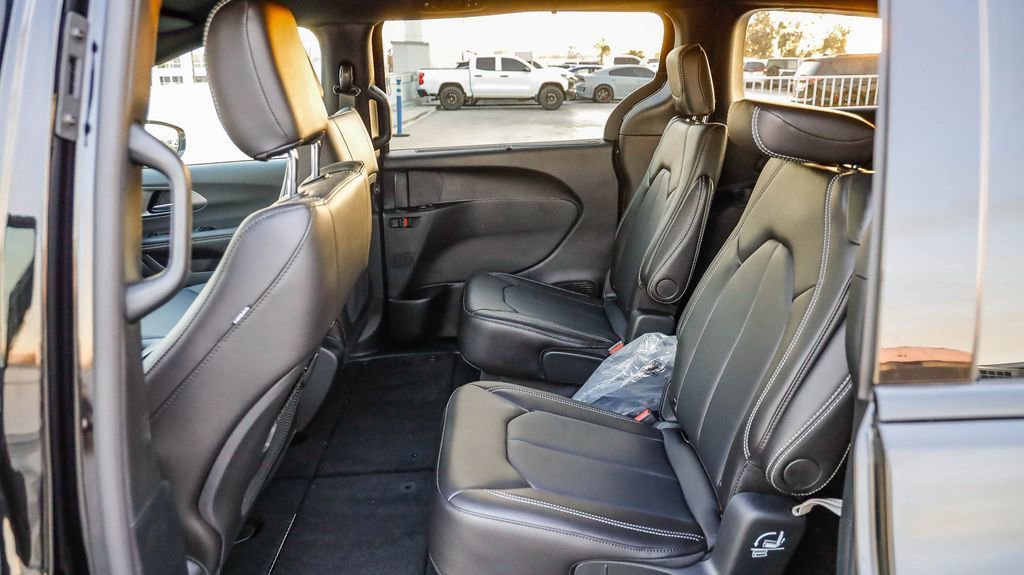 New 2026 Chrysler Pacifica Select w/ S Appearance Package image 19