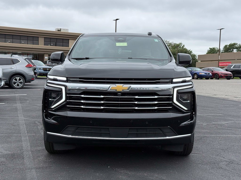Used 2025 Chevrolet Suburban LT AWD/4WD image 3