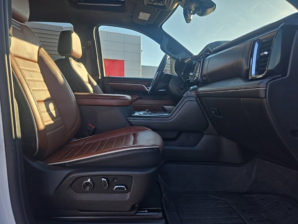 Used 2024 GMC Sierra 3500 Denali Ultimate image 40