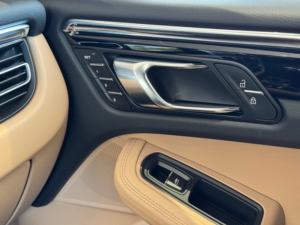 Certified 2026 Porsche Macan AWD/4WD image 42