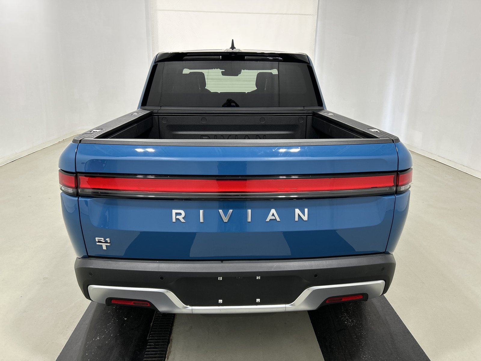 Used 2024 Rivian R1T Adventure AWD/4WD image 4