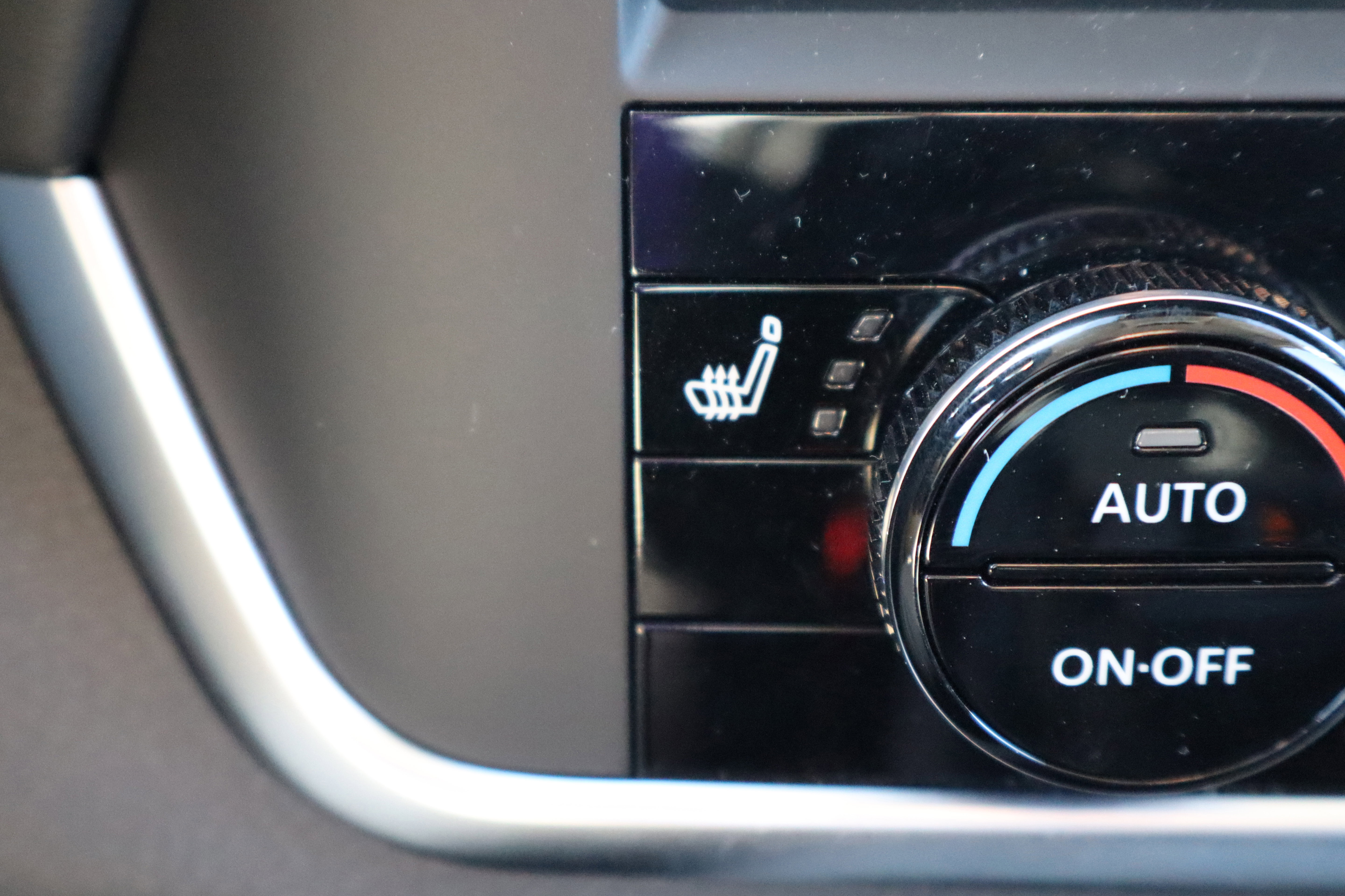 Used 2025 Nissan Rogue SV image 23