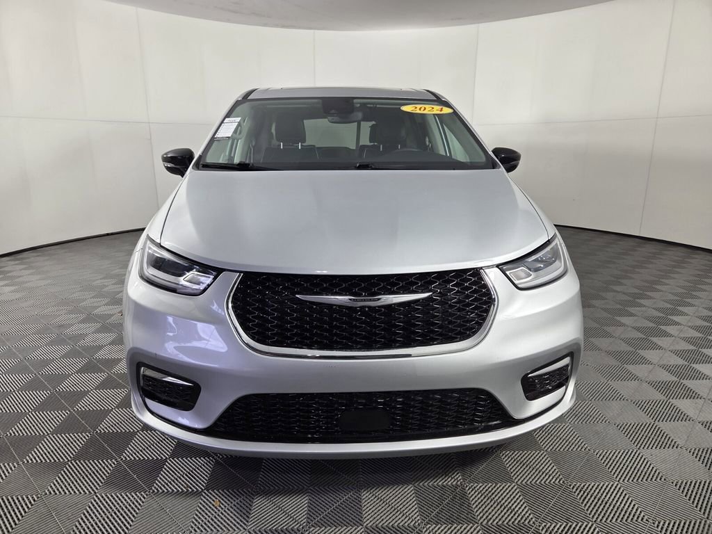 Certified 2024 Chrysler Pacifica Limited image 2
