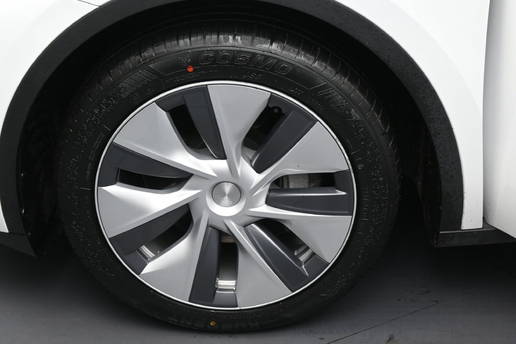 Used 2023 Tesla Model Y Long Range AWD/4WD image 9