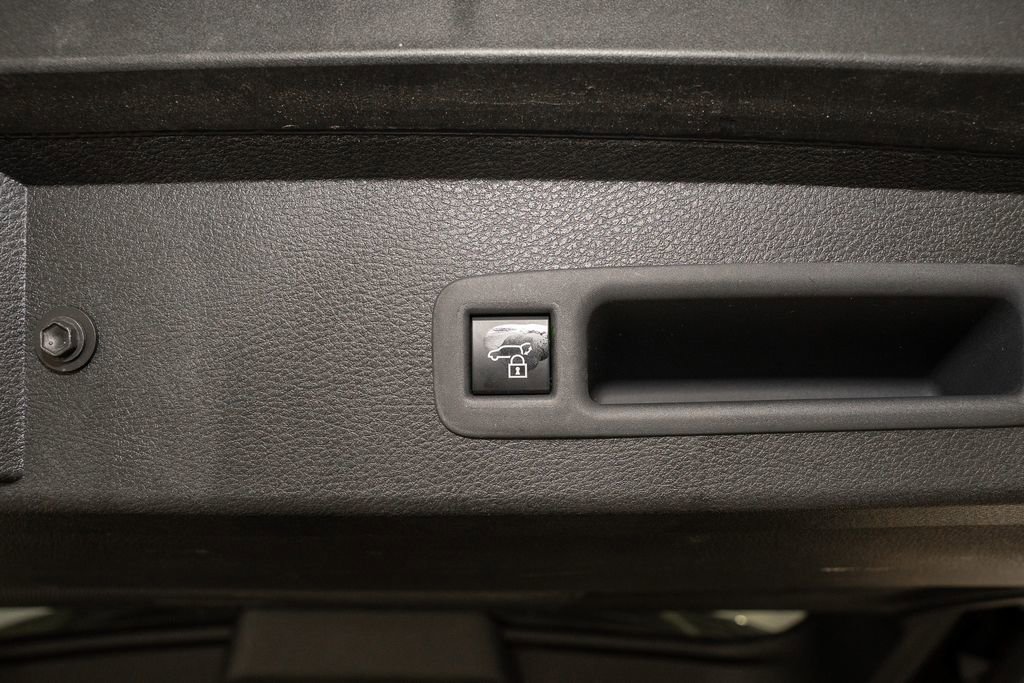 Used 2025 Toyota Sienna XLE image 6