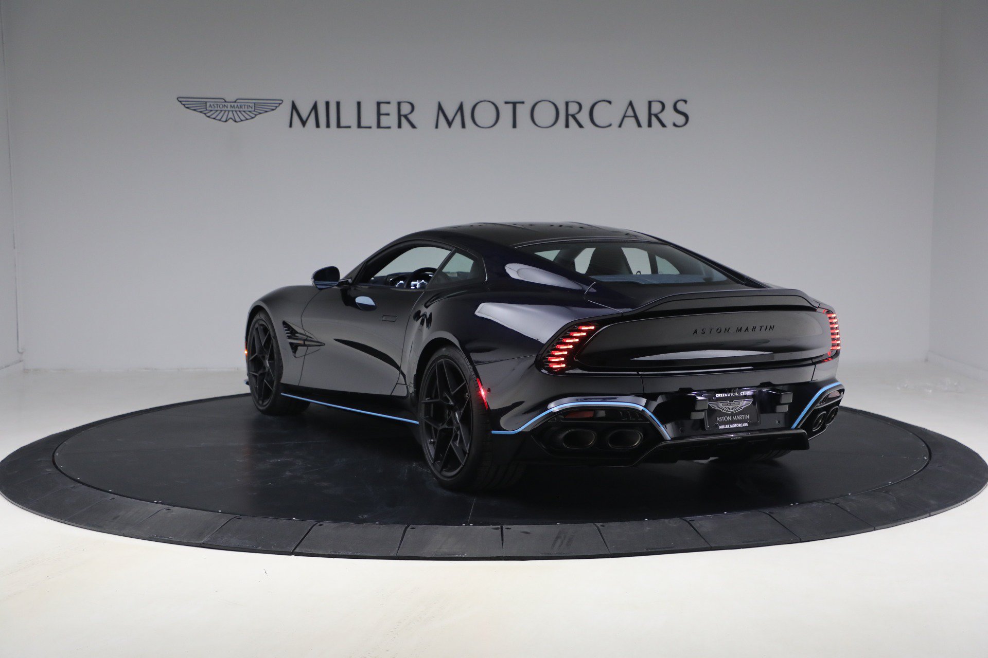 Used 2025 Aston Martin Vanquish RWD image 5