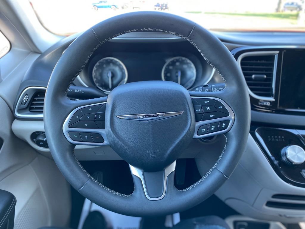 Used 2023 Chrysler Pacifica Touring-L image 28
