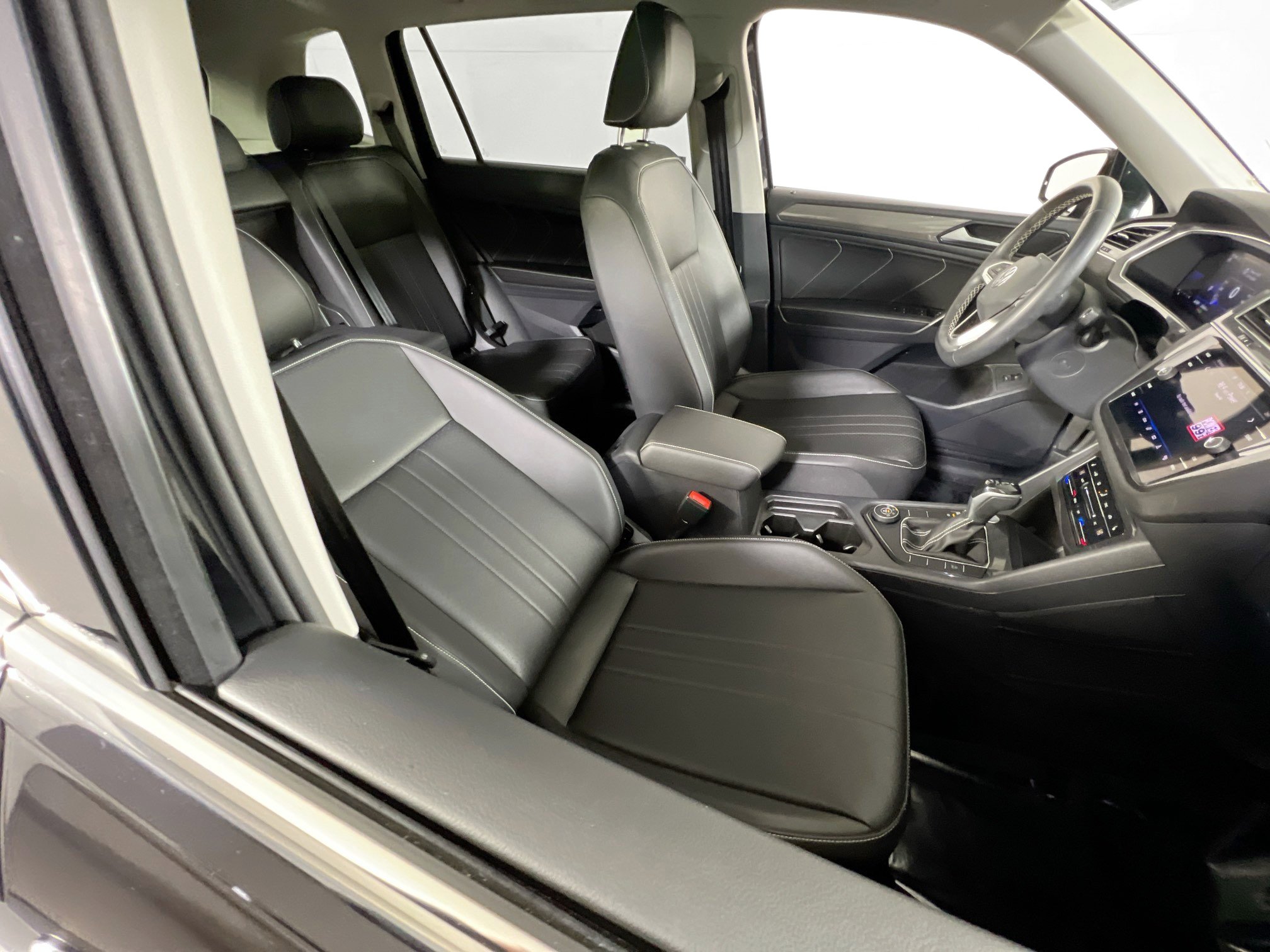 Used 2022 Volkswagen Tiguan SE AWD/4WD image 27