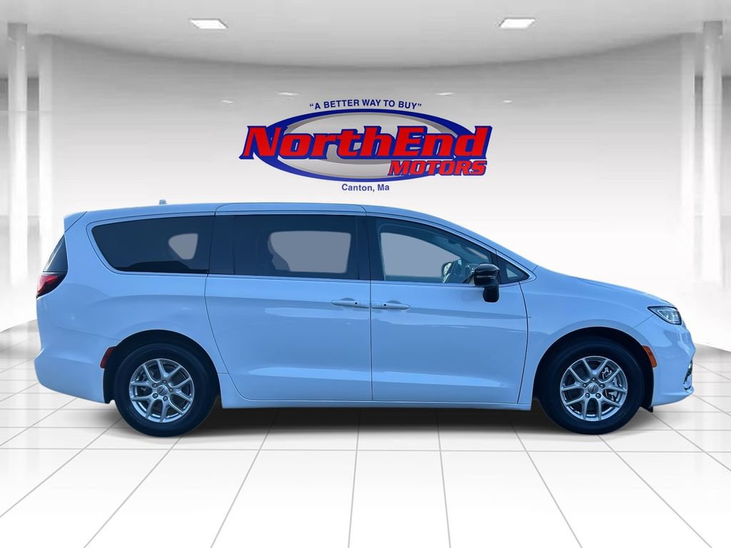 Used 2024 Chrysler Pacifica Touring-L image 2