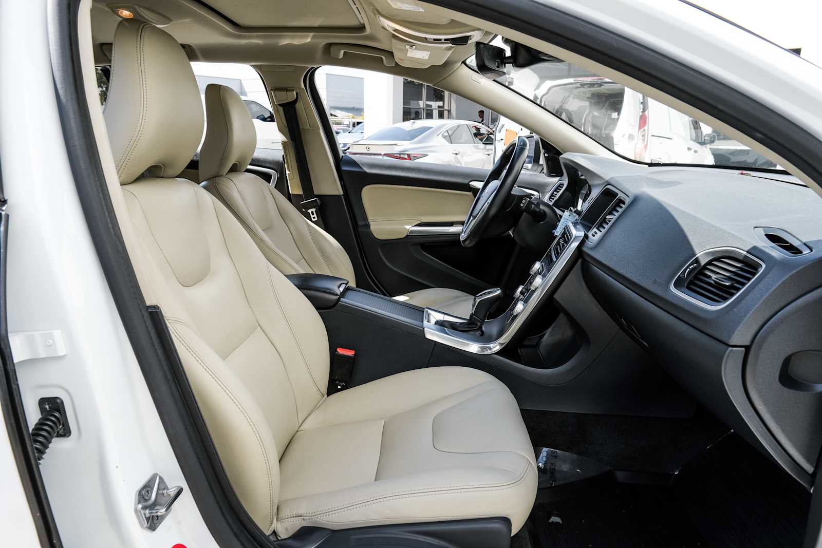 Used 2017 Volvo V60 T5 Premier w/ Convenience Package image 33