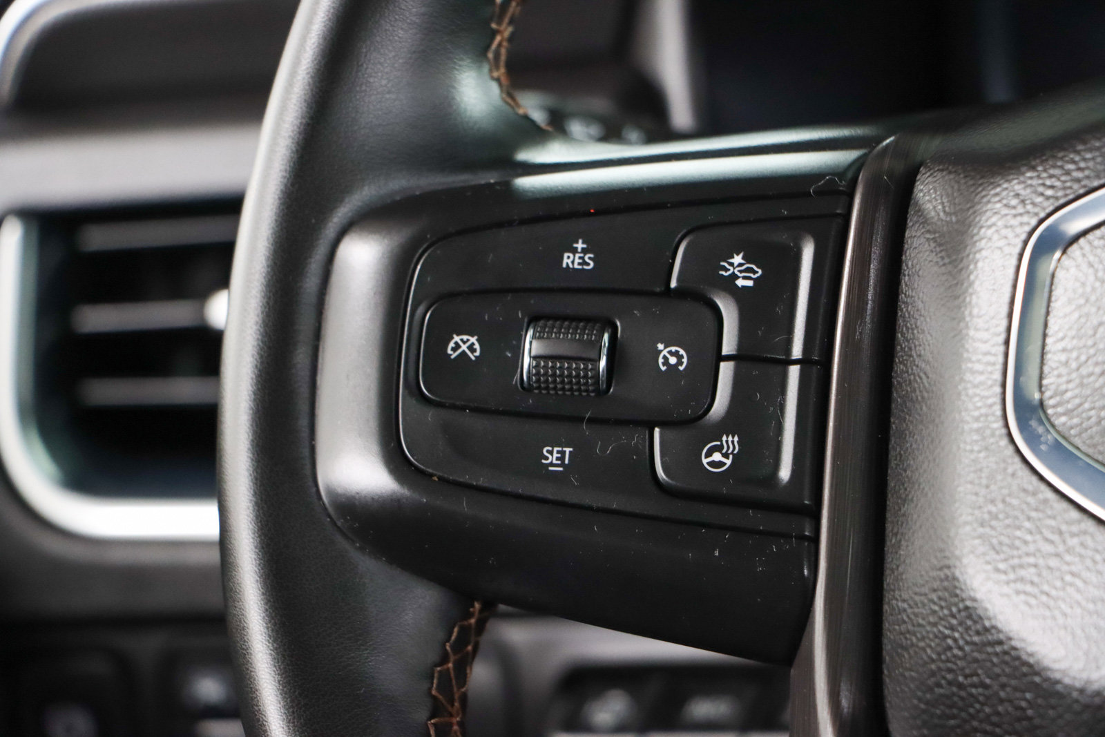 Used 2024 GMC Yukon AT4 w/ Technology Package image 14