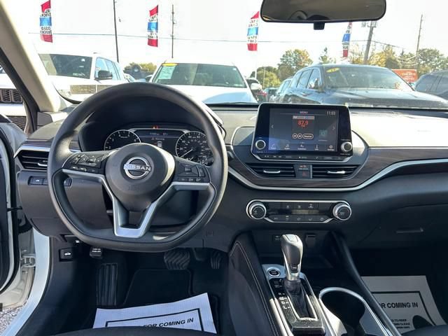 Used 2023 Nissan Altima 2.5 SV FWD image 16